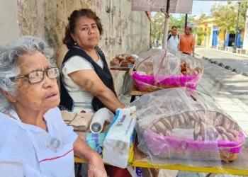 Foto: Jesús Santiago López // Cada jueves y viernes, Georgina y su familia vende los dulces regionales.
