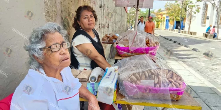 Foto: Jesús Santiago López // Cada jueves y viernes, Georgina y su familia vende los dulces regionales.