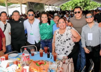 Foto: redes sociales // Celebración por el Día del Padre con los burócratas.