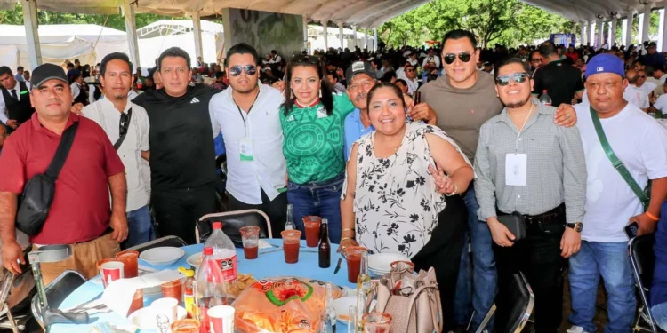 Foto: redes sociales // Celebración por el Día del Padre con los burócratas.