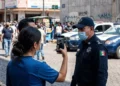¿Es legal grabar a un policía en México? Esto dice la Constitución sobre documentar operativos y revisiones