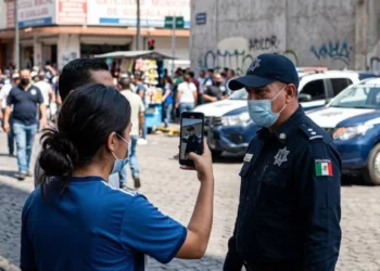 ¿Es legal grabar a un policía en México? Esto dice la Constitución sobre documentar operativos y revisiones