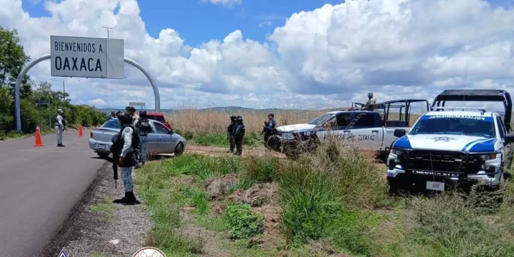 Corporaciones de los tres niveles de gobierno instalan filtros de revisión vial en los accesos a Huajuapan.