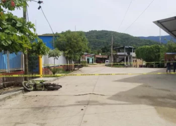 La motocicleta Itálika DM200 en la que viajaba la víctima quedó a disposición de la Fiscalía para determinar la mecánica del choque.