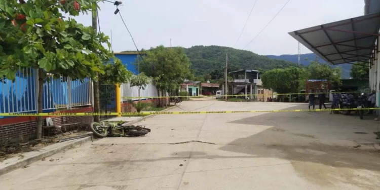 La motocicleta Itálika DM200 en la que viajaba la víctima quedó a disposición de la Fiscalía para determinar la mecánica del choque.
