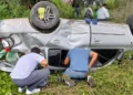 El automóvil Nissan Platina quedó completamente destrozado a un costado de la carretera a Guadalupe Etla.