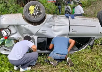 El automóvil Nissan Platina quedó completamente destrozado a un costado de la carretera a Guadalupe Etla.