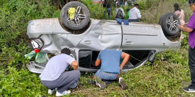 El automóvil Nissan Platina quedó completamente destrozado a un costado de la carretera a Guadalupe Etla.