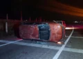 El automóvil Volkswagen Polo de color naranja quedó recostado sobre su costado izquierdo tras la aparatosa volcadura.