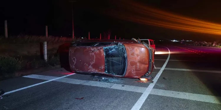 El automóvil Volkswagen Polo de color naranja quedó recostado sobre su costado izquierdo tras la aparatosa volcadura.