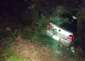 El automóvil quedó al fondo del barranco de seis metros tras salir de la carretera Huajuapan-Oaxaca.