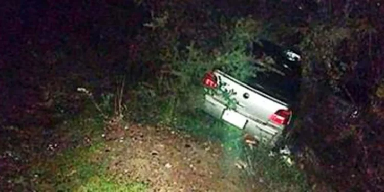 El automóvil quedó al fondo del barranco de seis metros tras salir de la carretera Huajuapan-Oaxaca.