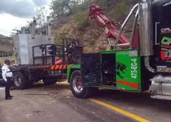 El camión de carga bloqueó un carril de la carretera federal 125.
