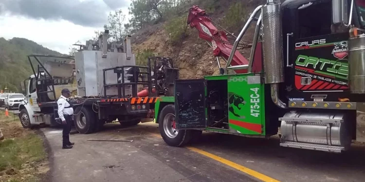 El camión de carga bloqueó un carril de la carretera federal 125.