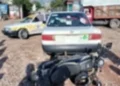 El fuerte impacto contra el taxi dejó a la joven motociclista tendida sobre la carpeta asfáltica.