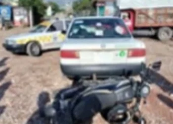 El fuerte impacto contra el taxi dejó a la joven motociclista tendida sobre la carpeta asfáltica.
