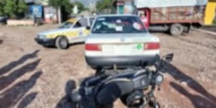 El fuerte impacto contra el taxi dejó a la joven motociclista tendida sobre la carpeta asfáltica.