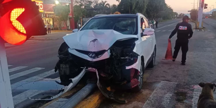 El impacto derribó un poste de alumbrado público sobre la Carretera Federal 175.