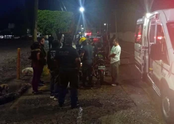 El motociclista fue atendido por paramédicos tras caer de su unidad.