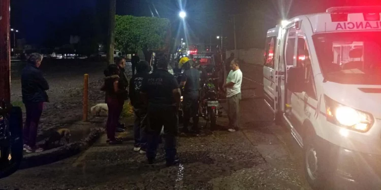 El motociclista fue atendido por paramédicos tras caer de su unidad.