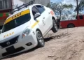 El transporte público quedó atrapado en una zanja en la colonia Santa Rosa debido al colapso del camino por las lluvias.