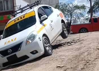 El transporte público quedó atrapado en una zanja en la colonia Santa Rosa debido al colapso del camino por las lluvias.