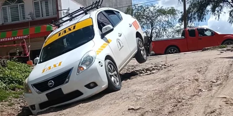 El transporte público quedó atrapado en una zanja en la colonia Santa Rosa debido al colapso del camino por las lluvias.