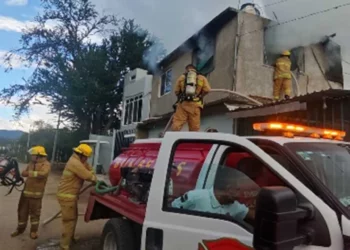 Elementos de Bomberos descuelgan escombros tras sofocar el incendio.