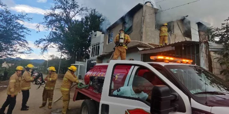 Elementos de Bomberos descuelgan escombros tras sofocar el incendio.