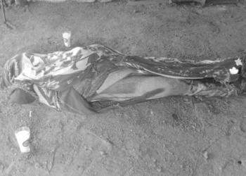 Elementos de la Agencia Estatal de Investigaciones arribaron al domicilio de la víctima para realizar las diligencias correspondientes del levantamiento del cuerpo.