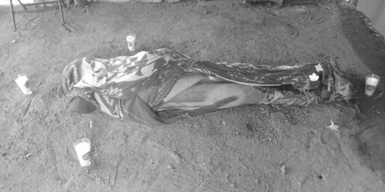 Elementos de la Agencia Estatal de Investigaciones arribaron al domicilio de la víctima para realizar las diligencias correspondientes del levantamiento del cuerpo.
