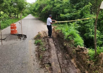 Elementos de la Policía Vial Estatal acordonaron el socavón en el kilómetro 66+900.