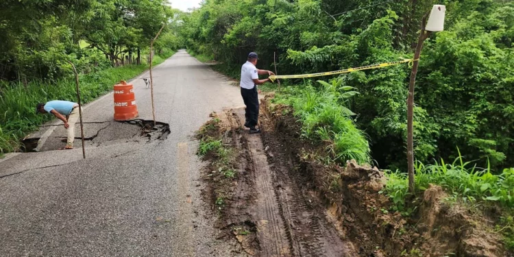Elementos de la Policía Vial Estatal acordonaron el socavón en el kilómetro 66+900.