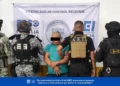 Elementos del Ejército Mexicano y la AEI custodian el perímetro de la vivienda cateada en Teotitlán de Flores Magón, donde desmantelaron un centro de distribución de narcóticos.