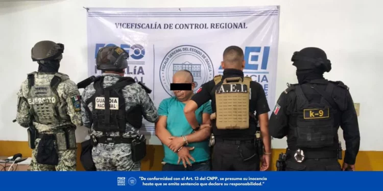 Elementos del Ejército Mexicano y la AEI custodian el perímetro de la vivienda cateada en Teotitlán de Flores Magón, donde desmantelaron un centro de distribución de narcóticos.