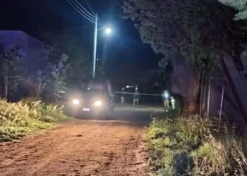 Elementos policiacos resguardaron el perímetro sobre la avenida 5 de Mayo, donde peritos de la Fiscalía realizaron el levantamiento de indicios dentro y fuera de la camioneta Ram donde quedó el cuerpo del panadero.
