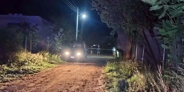 Elementos policiacos resguardaron el perímetro sobre la avenida 5 de Mayo, donde peritos de la Fiscalía realizaron el levantamiento de indicios dentro y fuera de la camioneta Ram donde quedó el cuerpo del panadero.