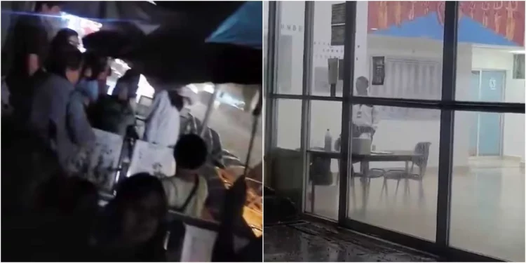 En redes sociales se viralizó un video donde no permiten el acceso a la sala de espera a familiares; esperaron afuera pese al aguacero.