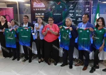 Fotos: Adrián Gaytán // Este miércoles, la Cooperativa Acreimex presentó la playera y medalla conmemorativas del Noveno Medio Maratón Internacional Acreimex.