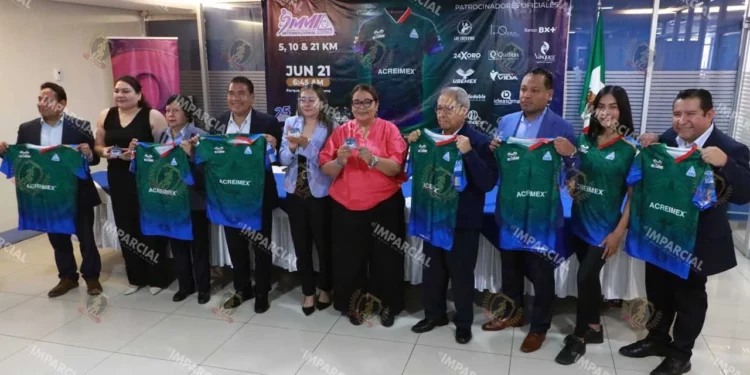 Fotos: Adrián Gaytán // Este miércoles, la Cooperativa Acreimex presentó la playera y medalla conmemorativas del Noveno Medio Maratón Internacional Acreimex.