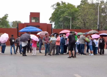 Foto: Adrián Gaytán // El bloqueo al aeropuerto. Paso libre a pasajeros con boleto.