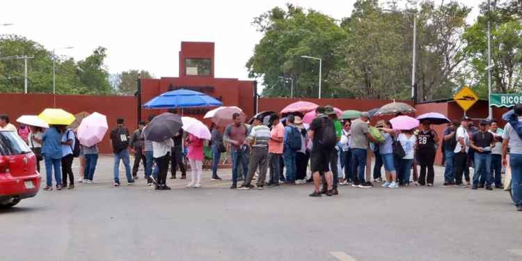 Foto: Adrián Gaytán // El bloqueo al aeropuerto. Paso libre a pasajeros con boleto.