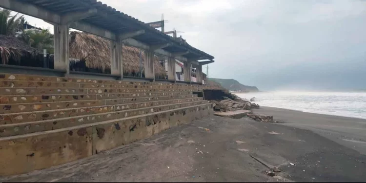 El desplome de la obra del malecón ha desatado acusaciones cruzadas y señalamientos contra el ex presidente municipal Juan Carlos Atecas.