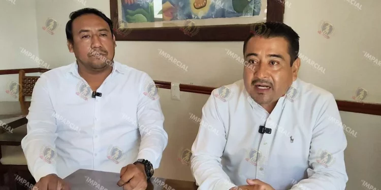 Foto: Jesús Santiago // El ex presidente municipal de San Sebastián Tutla, Alejandro Fernando García Vásquez y el presidente Edgardo Martínez García.