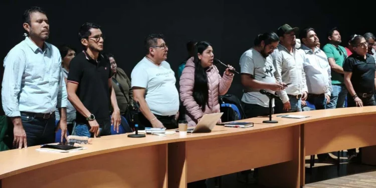 Foto: Cencos 22 // El magisterio disidente está instalado en asamblea permanente en el auditorio de los electricistas en la Ciudad de México.