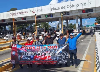Foto: Cencos 22 // El magisterio oaxaqueño en la caseta de cobro de San Marcos de la autopista México-Puebla.