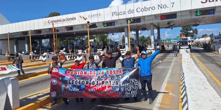 Foto: Cencos 22 // El magisterio oaxaqueño en la caseta de cobro de San Marcos de la autopista México-Puebla.