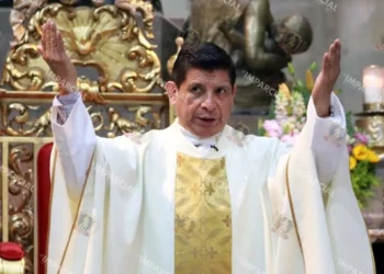 Foto: Adrián Gaytán // El párroco Alejandro Rodríguez llamó a la feligresía a volver a mirarse, a mirar a los demás y a relacionarse.