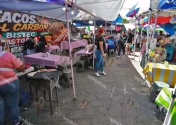 Foto: Adrián Gaytán // El plantón magisterial convertido en una romería donde hay de todo, menos profesores.