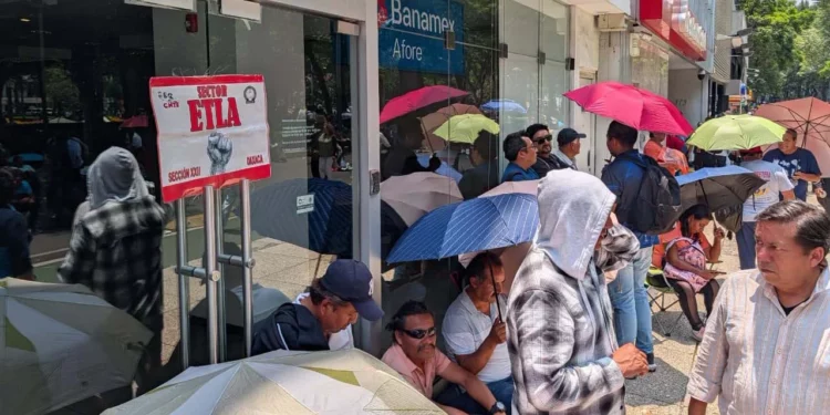 Foto: Cencos 22 // El sector Etla en una de las Afore de Paseo de la Reforma.